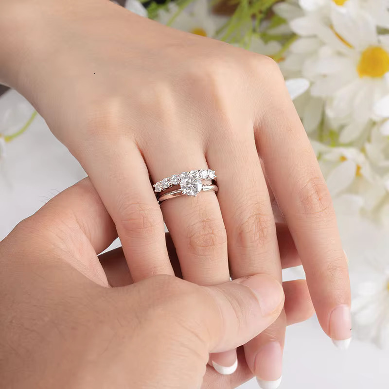 Factory Wholesale 0.7Carat Moissanite Wedding Band 3mm Round Shape Moissanite Jewelry Antique New Design for Wedding Band