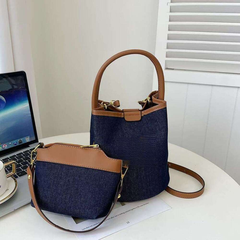Small handbag with niche design, women's new trendy, fashionable, personalized shoulder bag, western-style crossbody bucket bag