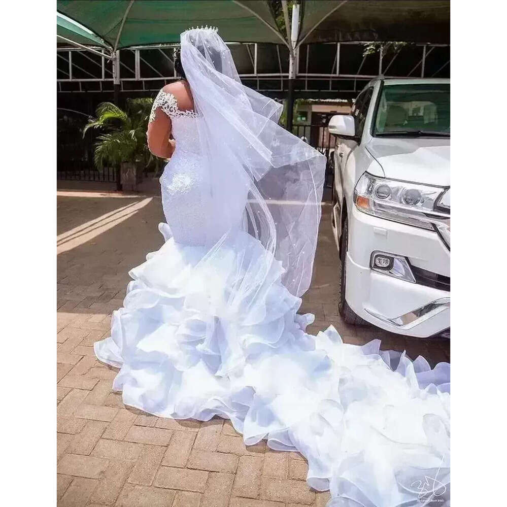 Vintage Mermaid Wedding Dresses Jewel Neck Illusion Lace Appliques Long Sleeves Organza Ruffles Tiered Plus Size Chapel Train Dress Bridal Gowns