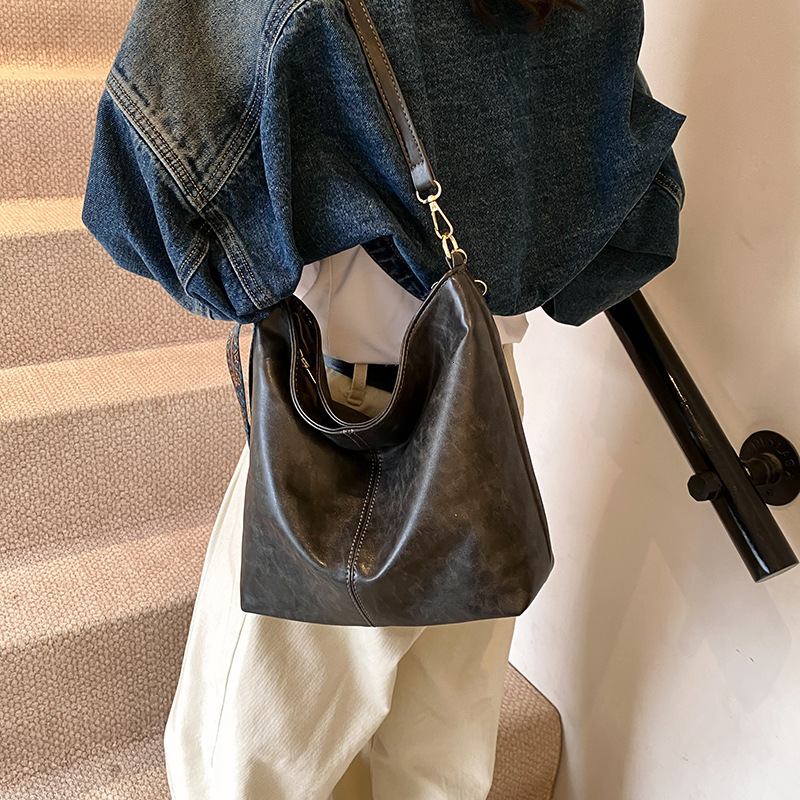 Autumn/Winter New Large Capacity Crossbody Commuter Bucket Bag With Stylish And Minimally Designed Exterior