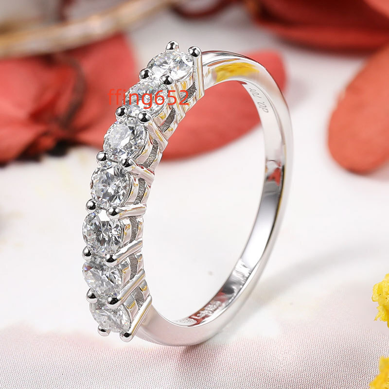 Factory Wholesale 0.7Carat Moissanite Wedding Band 3mm Round Shape Moissanite Jewelry Antique New Design for Wedding Band