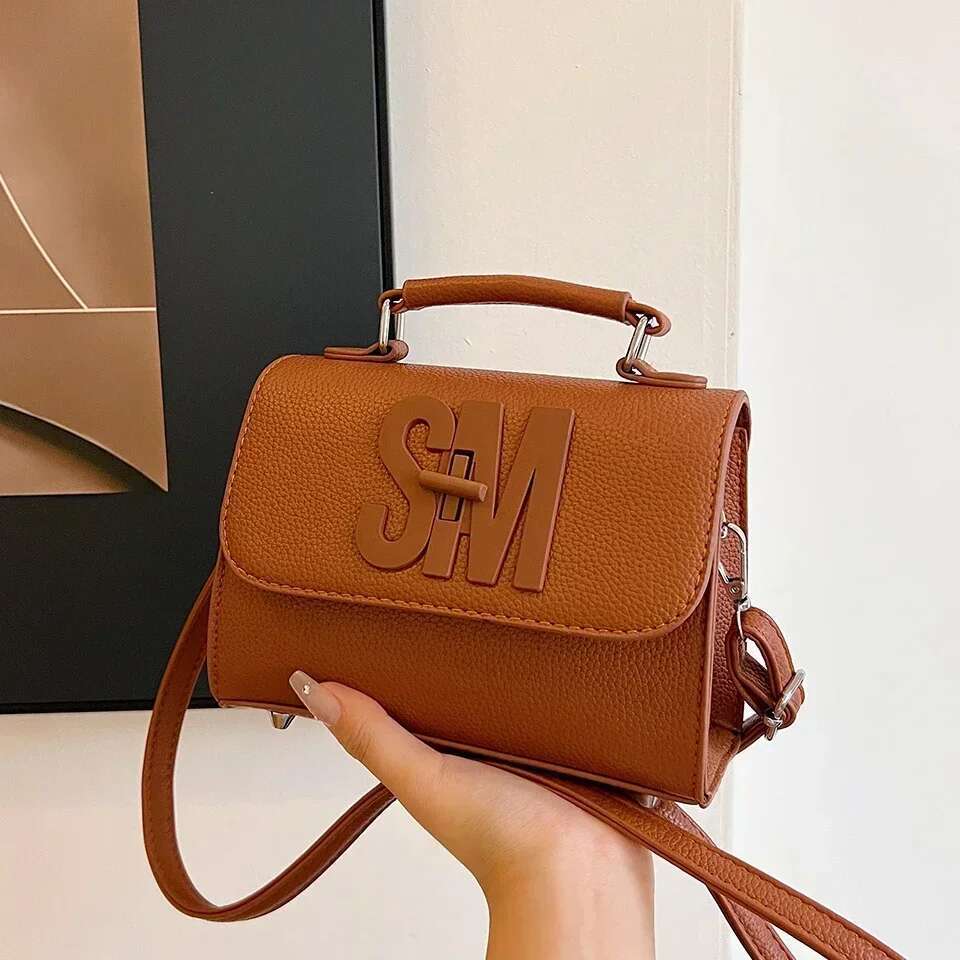 New Fashionable Lock Flip Cover Renowned Designer Trendy One Shoulder Slanted trend Hand leisure held Small Square Bag