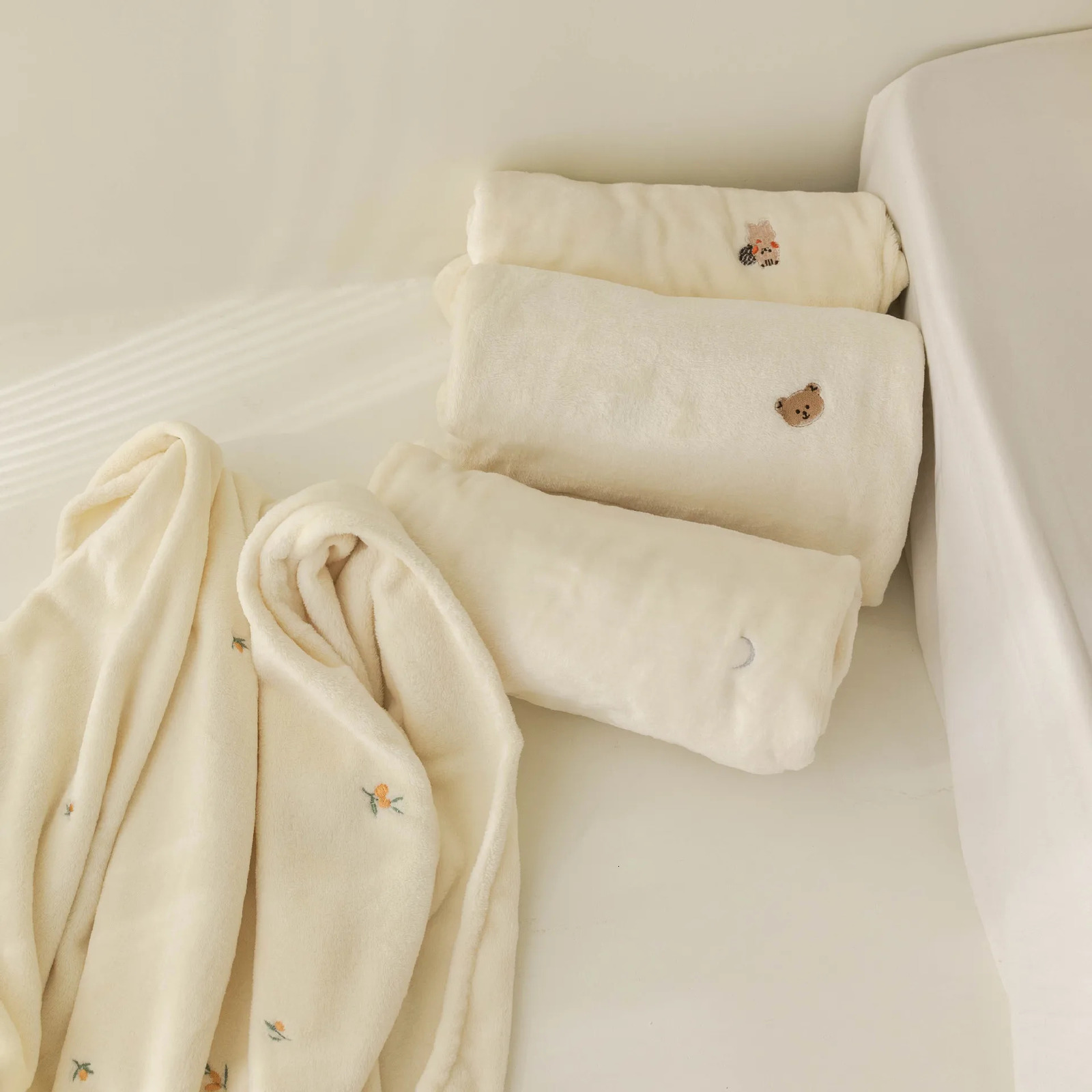 Fleece blanket born Autumn Winter Swaddling Blankets Soft Warm Stroller Cover Bedding Bear Embroidery Babies Accessories 250218