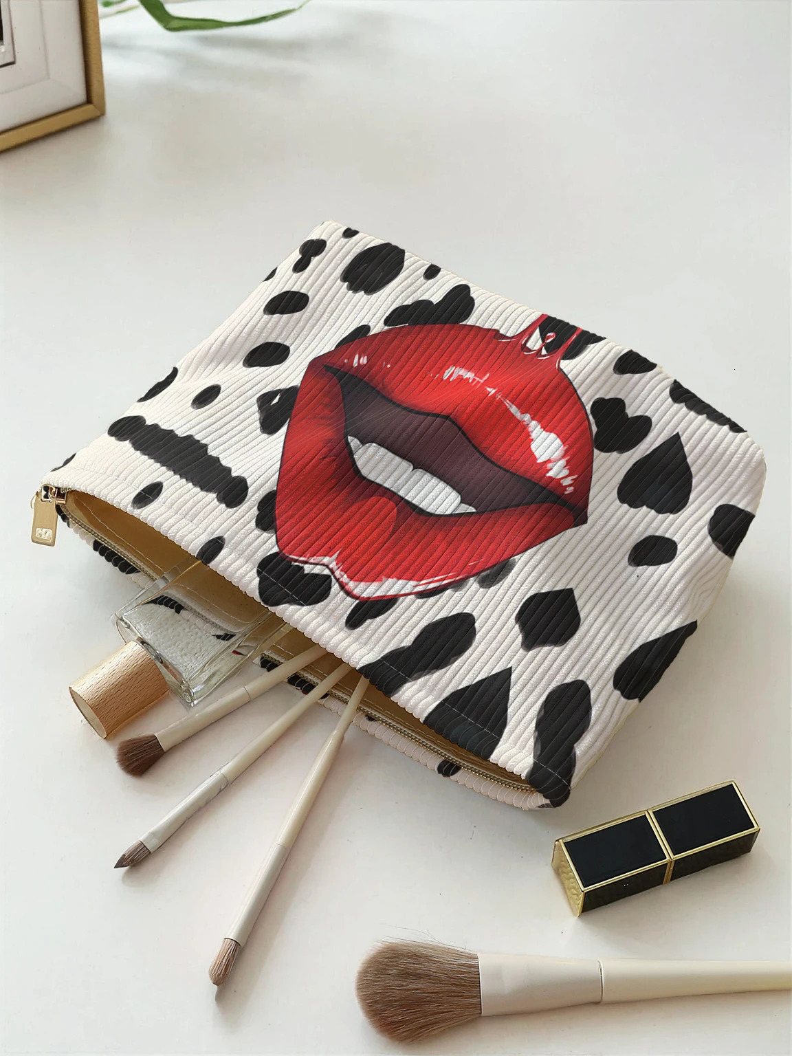 1pcSexy lip pattern printed corduroy zipper makeup bag lightweight and multifunctional cosmetic storage 250311