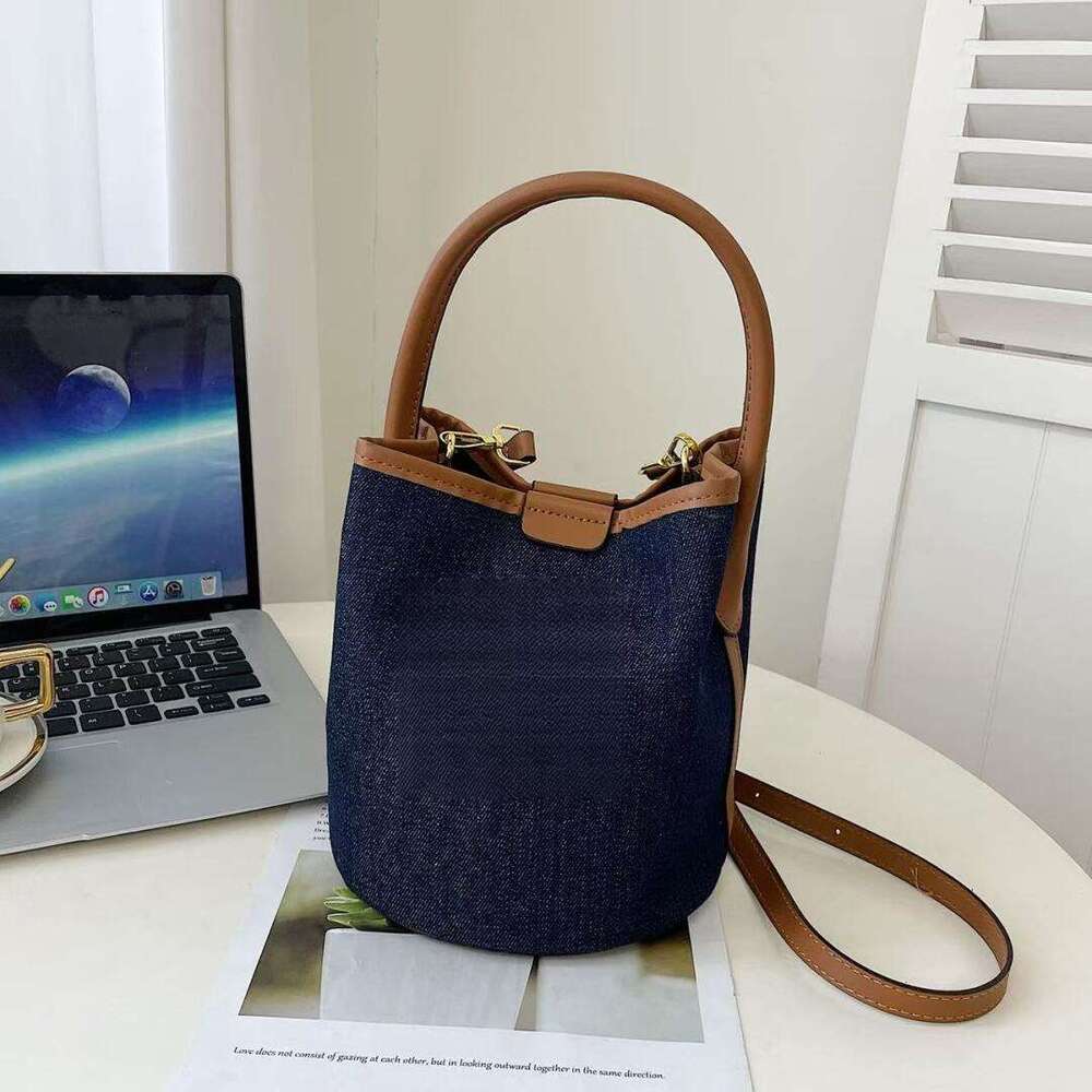 Small handbag with niche design, women's new trendy, fashionable, personalized shoulder bag, western-style crossbody bucket bag