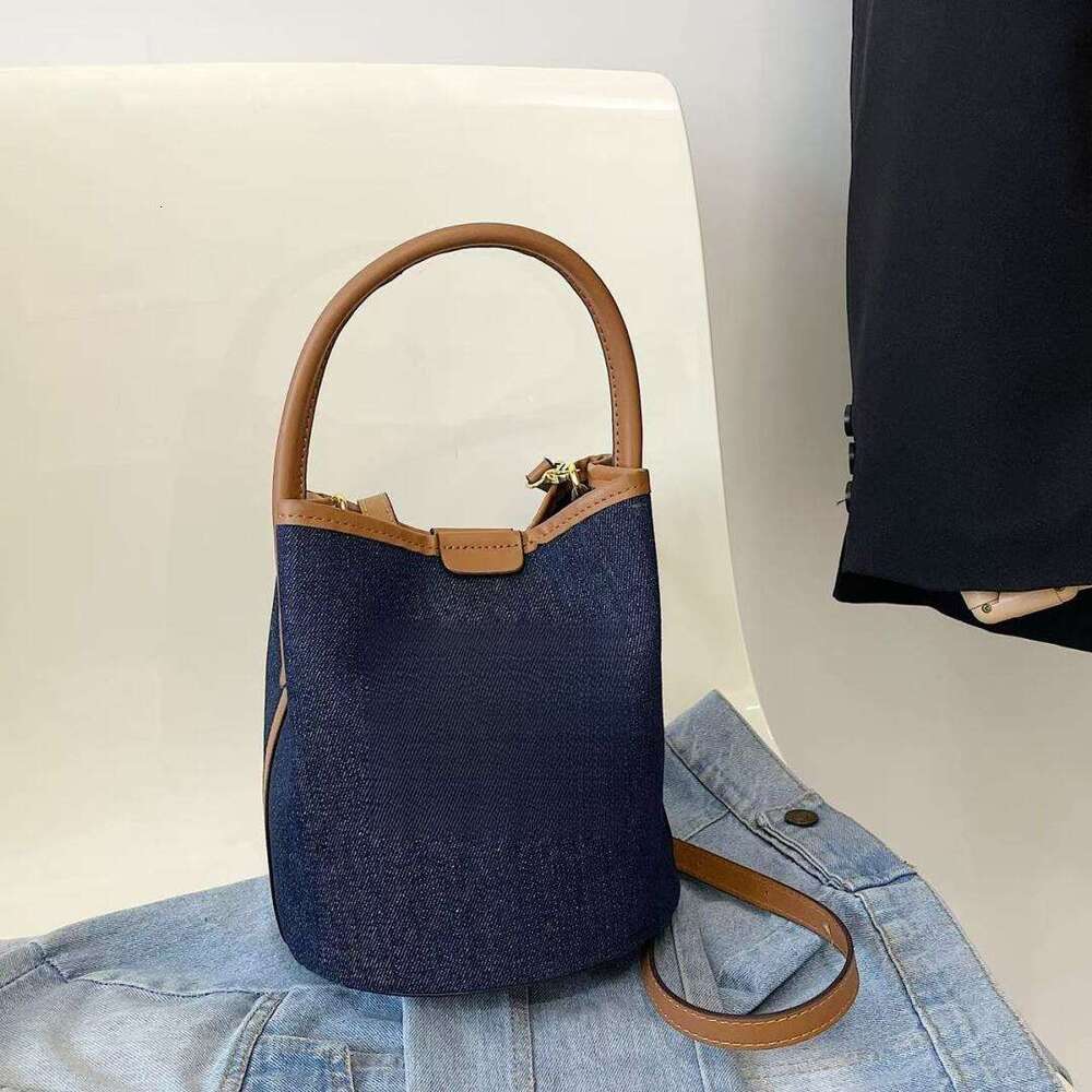 Small handbag with niche design, women's new trendy, fashionable, personalized shoulder bag, western-style crossbody bucket bag