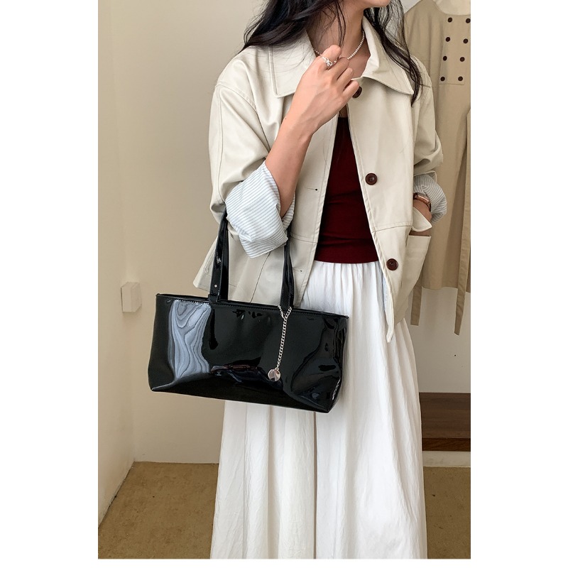 Large capacity shoulder bag women's new tote bag glossy PU commuter bag
