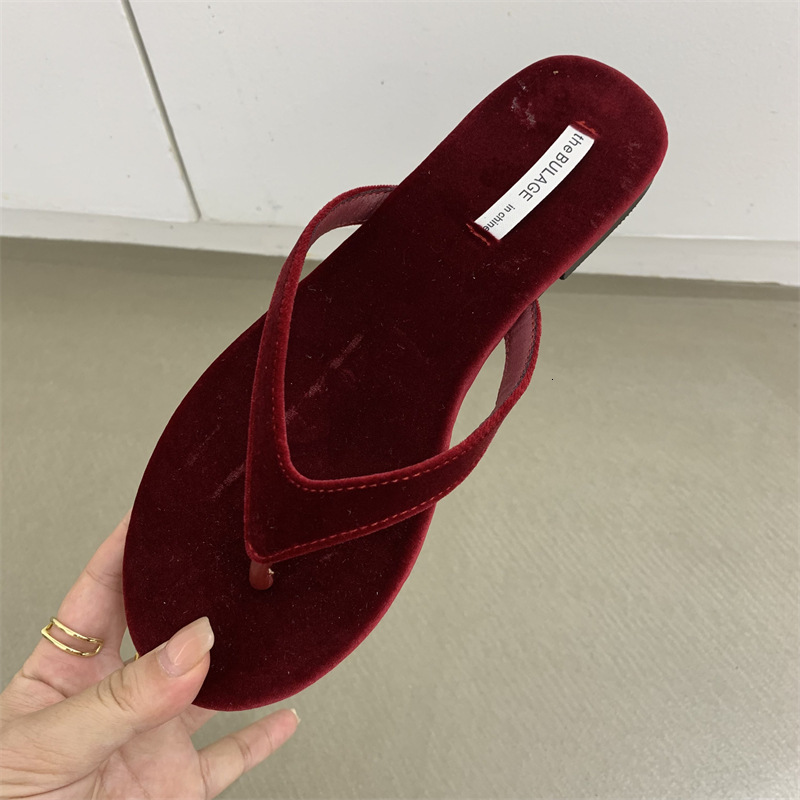 2025 Summer New Velvet Flip Flops Fashion Designer Women s Slippers Trendy Flat Sandwich Black Beach Vacation Women s Sandals Outdoor Single Shoes