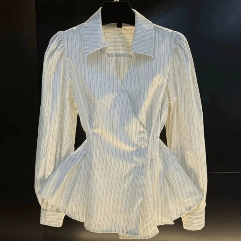 Elegant long sleeved striped top suitable for women who have just arrived in autumn with a highend feel that fits the waist and ski 250311
