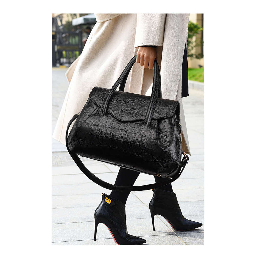 Women's Bags New large capacity handbag for women, versatile and high-end women's handbag, crocodile patterned tote bag, can be carried on o