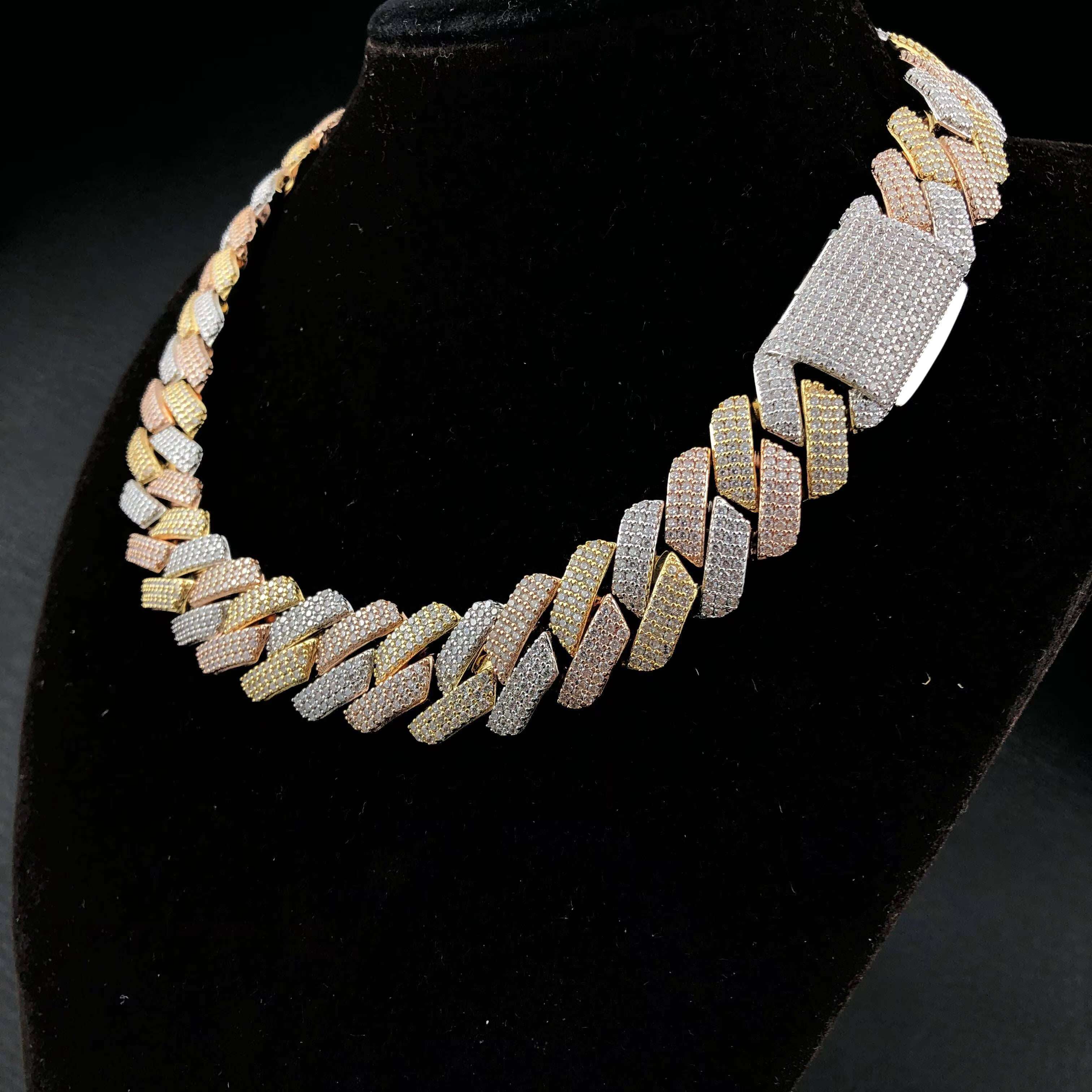 The most popular Miami hip-hop fashion sier, gold, rose gold Cuban chain with round cut high-quality Moissanite necklace