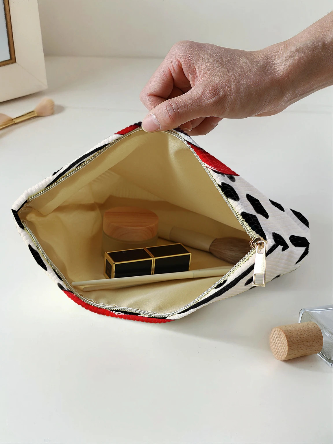 1pcSexy lip pattern printed corduroy zipper makeup bag lightweight and multifunctional cosmetic storage 250311