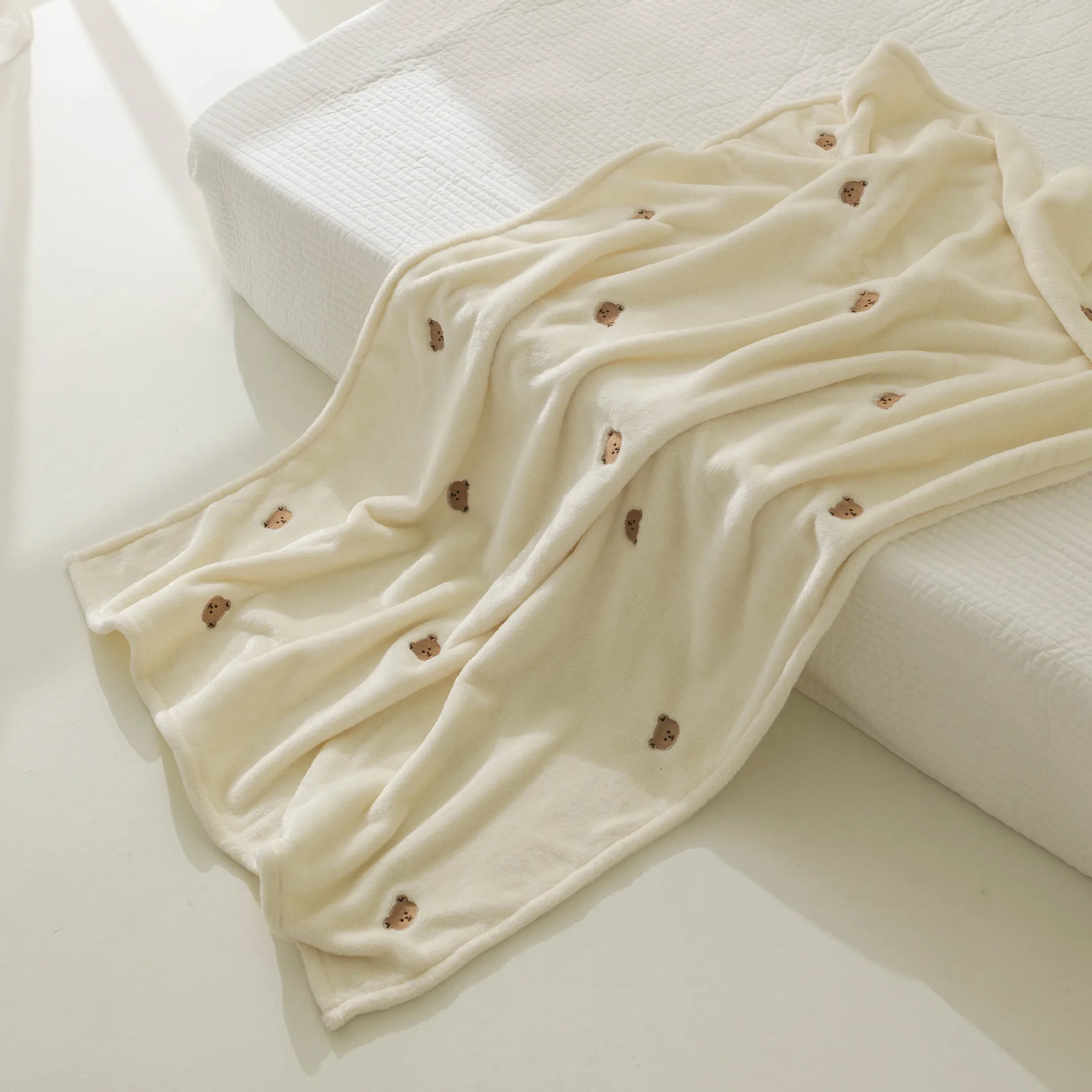 Fleece blanket born Autumn Winter Swaddling Blankets Soft Warm Stroller Cover Bedding Bear Embroidery Babies Accessories 250218