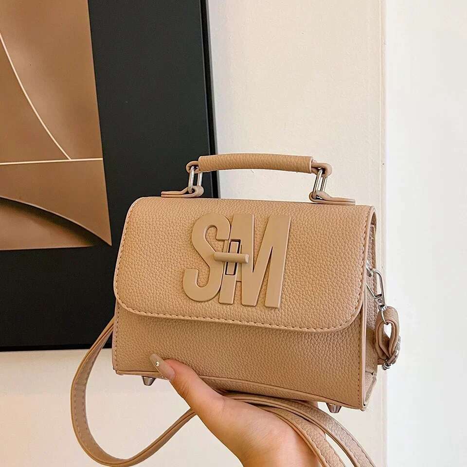 New Fashionable Lock Flip Cover Renowned Designer Trendy One Shoulder Slanted trend Hand leisure held Small Square Bag