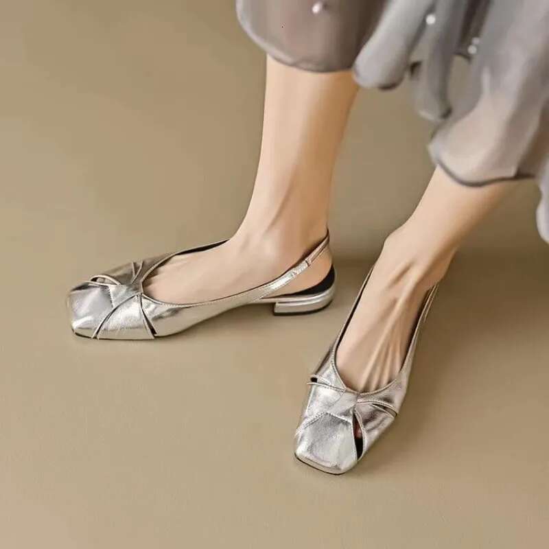 New Gold Summer and Sier Fashionable Hollow Breathable Casual Low Heel Soft Leather Toe Cap Sandals for Women