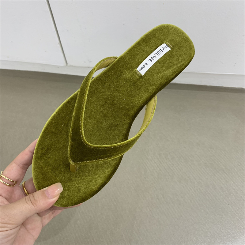 2025 Summer New Velvet Flip Flops Fashion Designer Women s Slippers Trendy Flat Sandwich Black Beach Vacation Women s Sandals Outdoor Single Shoes