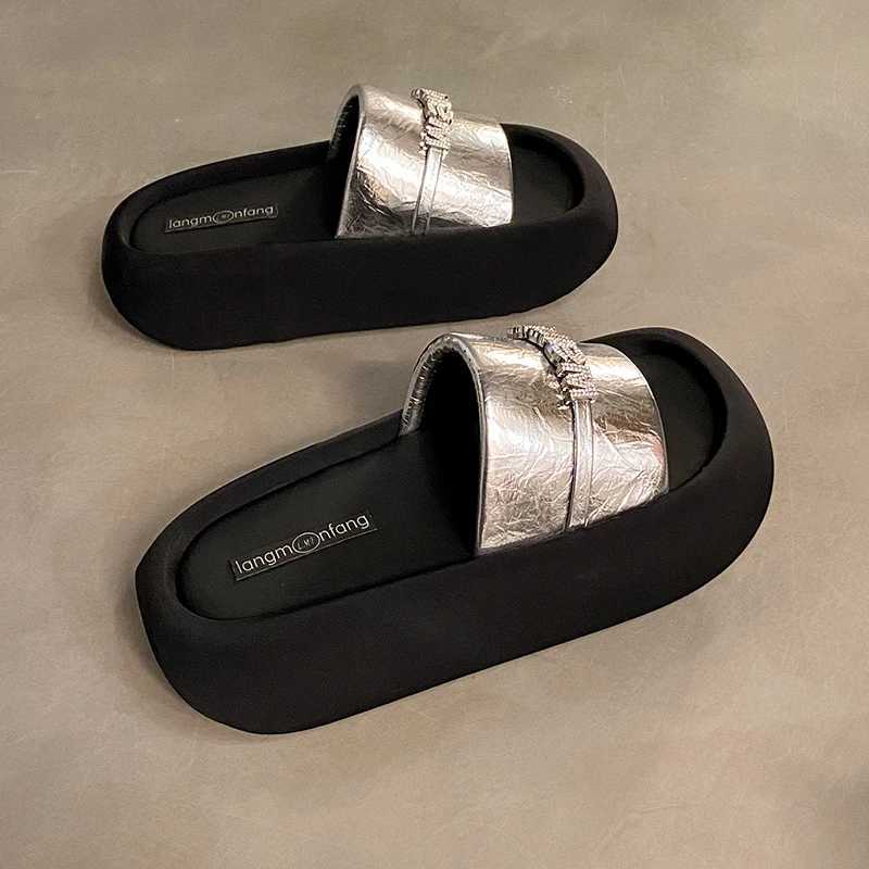 2024 New Summer Womens Slippers Roman Fi Designer Flat Shoes Soft soled Shoes Womens Breathable Beach Flip CoverXJ250311