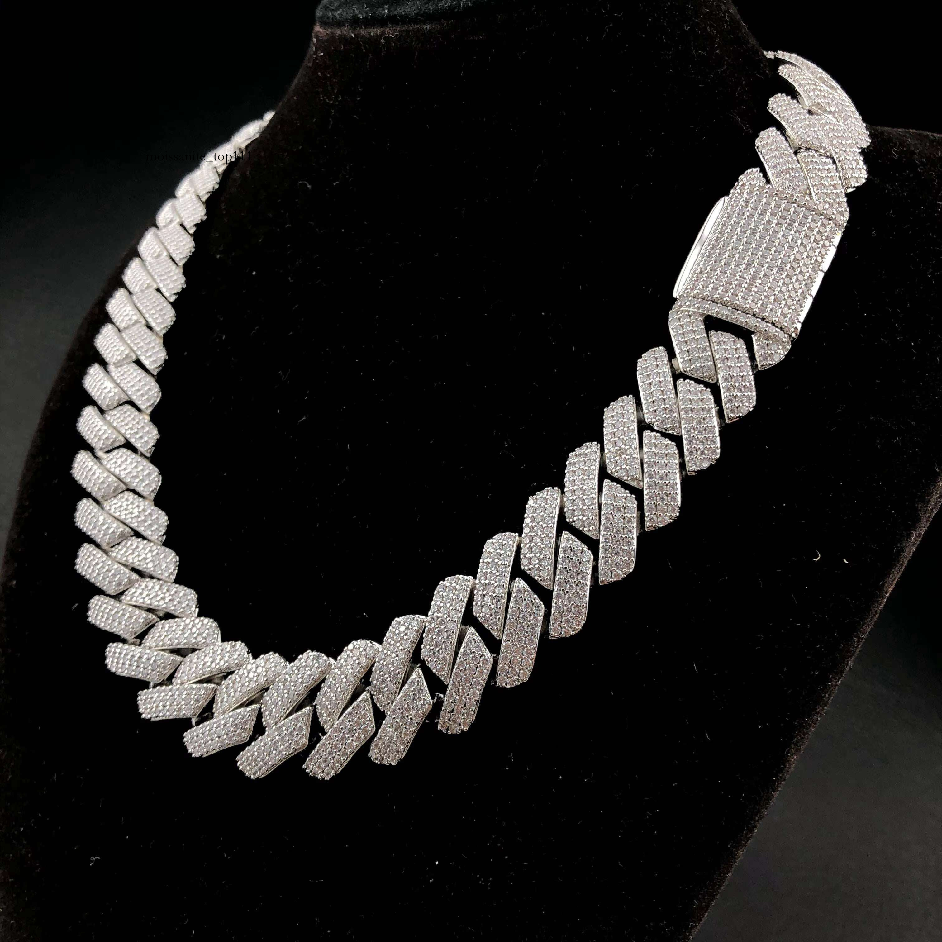 The most popular Miami hip-hop fashion sier, gold, rose gold Cuban chain with round cut high-quality Moissanite necklace