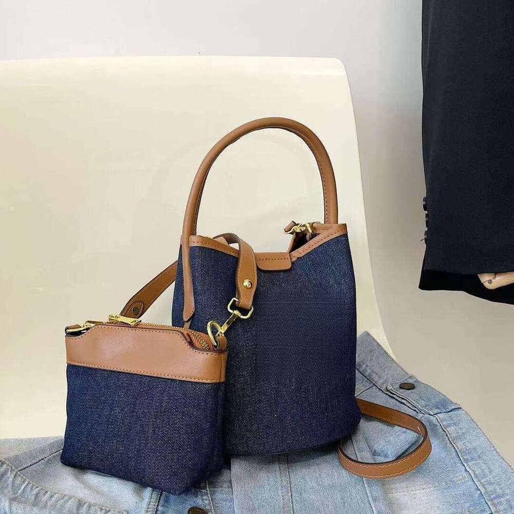 Small handbag with niche design, women's new trendy, fashionable, personalized shoulder bag, western-style crossbody bucket bag