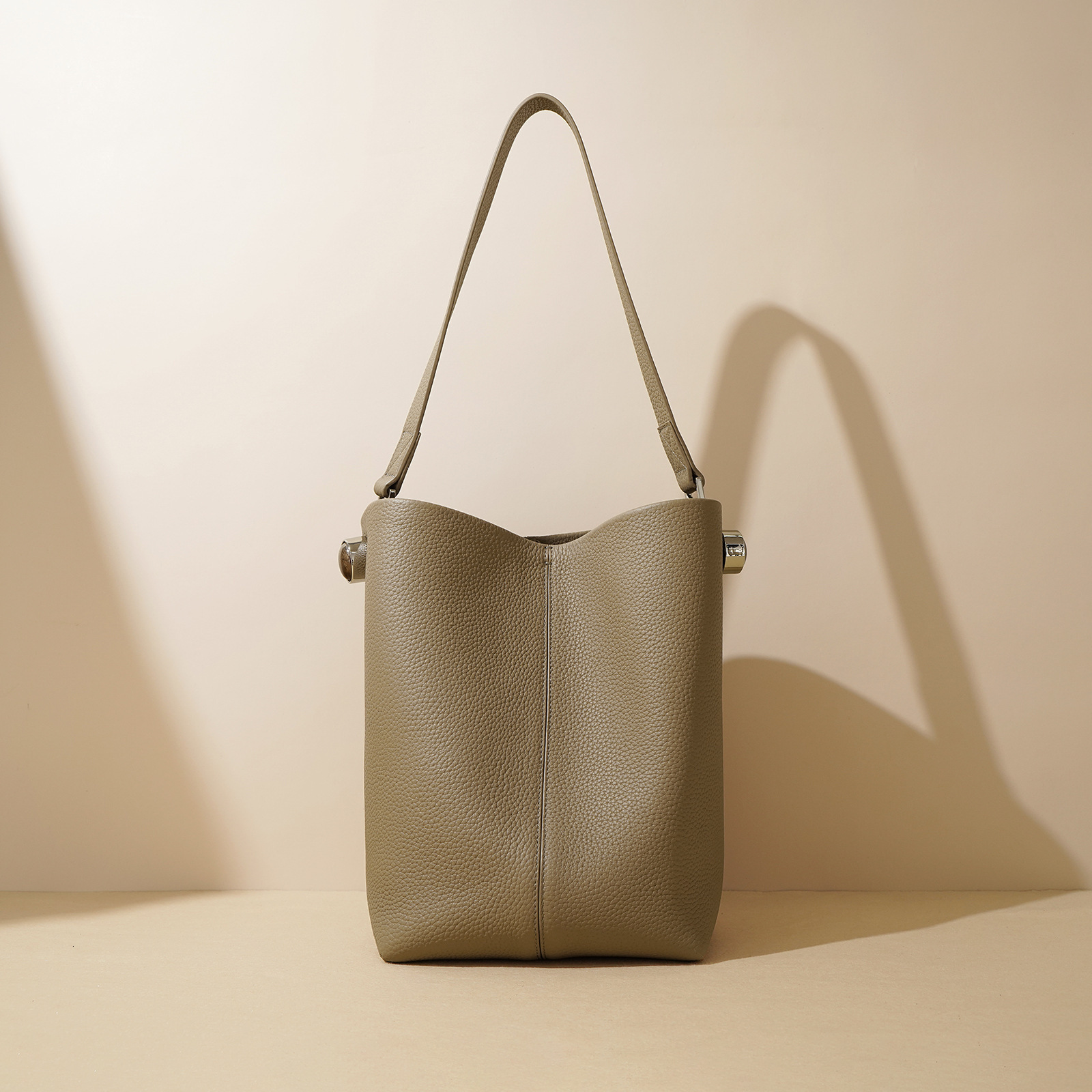 Bucket For Women 2025 Simple Top Layer Cowhide Tote Bag, Niche Large Capacity Versatile Tablet Commuting Shoulder Bag