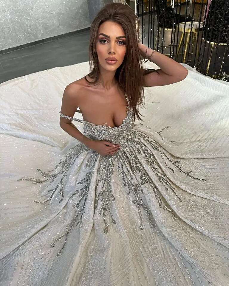 Brilliant Arabic Crystal Dresses Ball Gown Spaghetti Ribbons Applique Wedding Dress Lace Made to Order