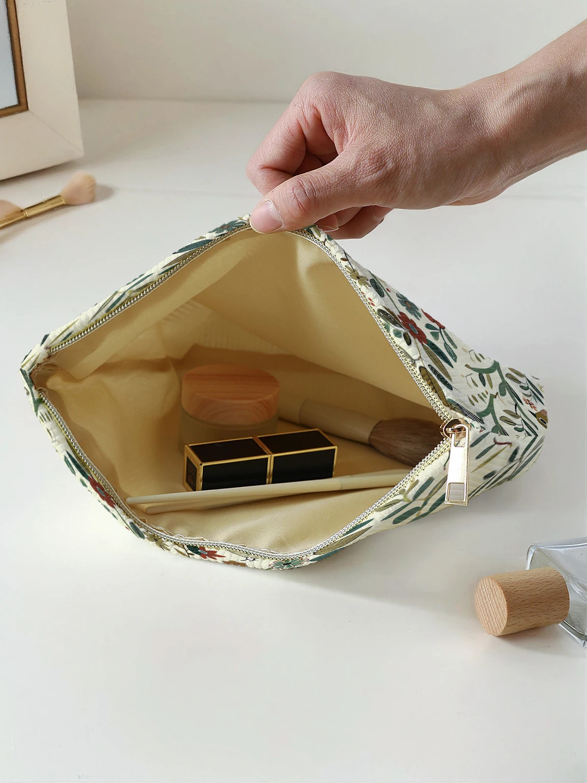 1pcBranch bird pattern corduroy zipper makeup bag lightweight and multifunctional cosmetic storage 250311