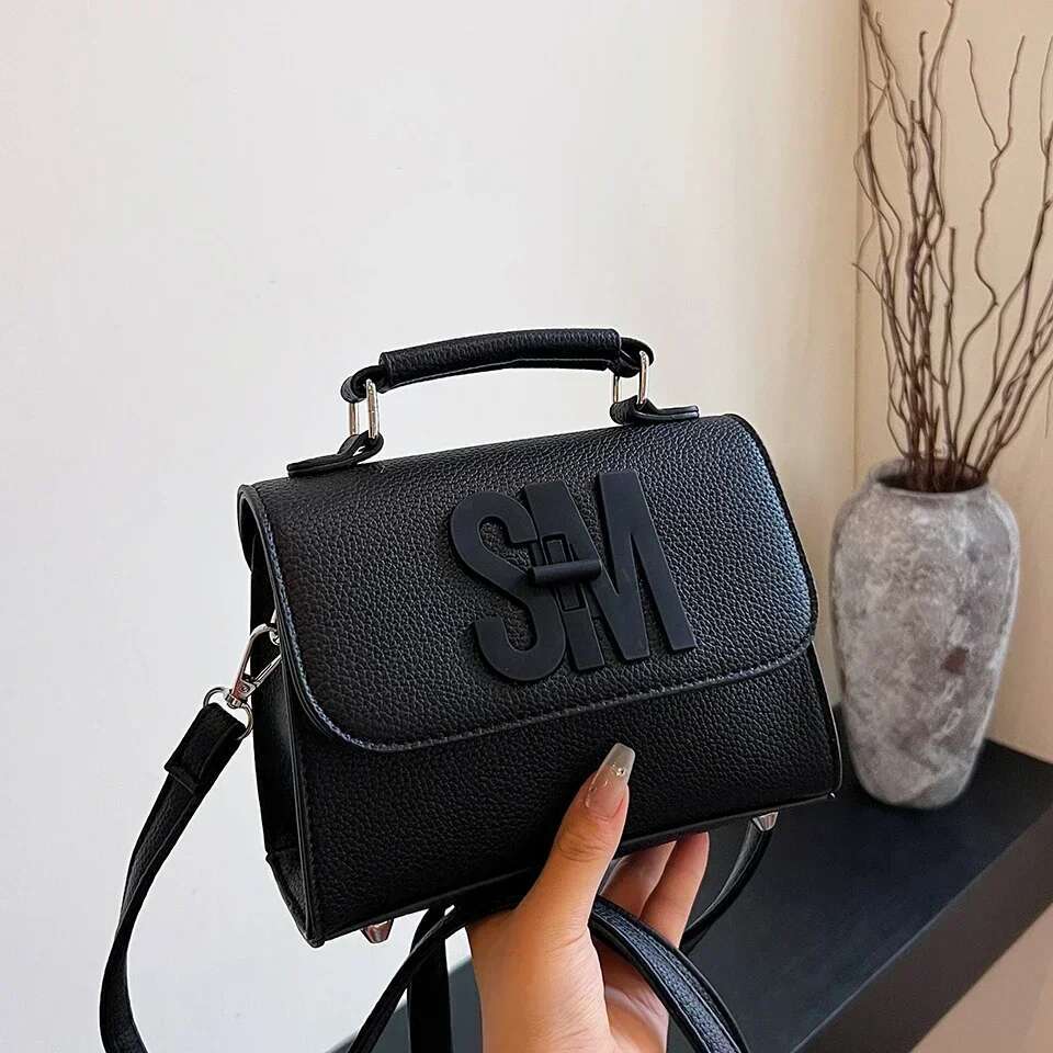 New Fashionable Lock Flip Cover Renowned Designer Trendy One Shoulder Slanted trend Hand leisure held Small Square Bag