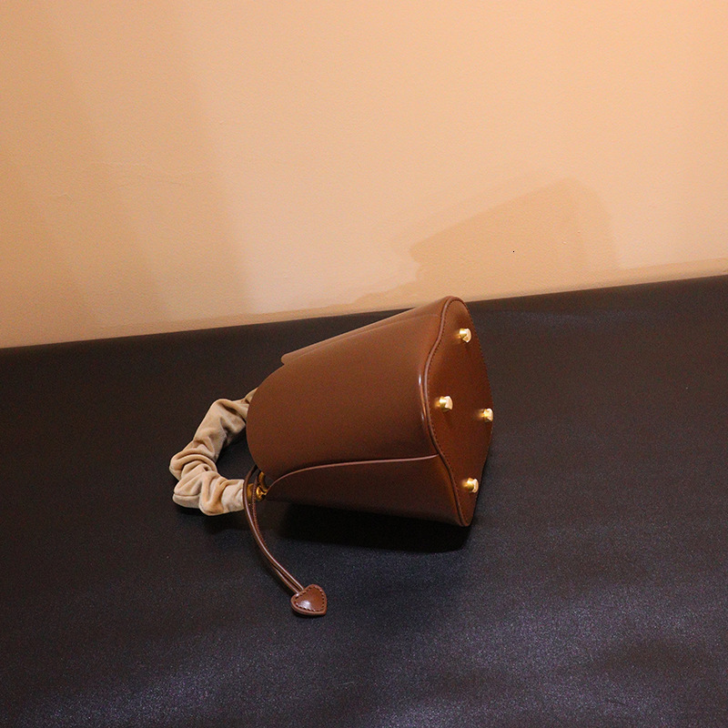 Ladies' Handbag 2024 New Water Bucket Niche Design Vegetable Basket High-End Petal Wer Hand-Held Crossbody Bag