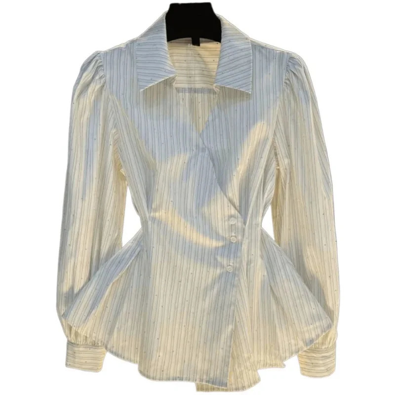 Elegant long sleeved striped top suitable for women who have just arrived in autumn with a highend feel that fits the waist and ski 250311