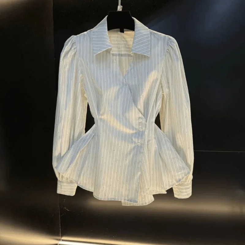 Elegant long sleeved striped top suitable for women who have just arrived in autumn with a highend feel that fits the waist and ski 250311