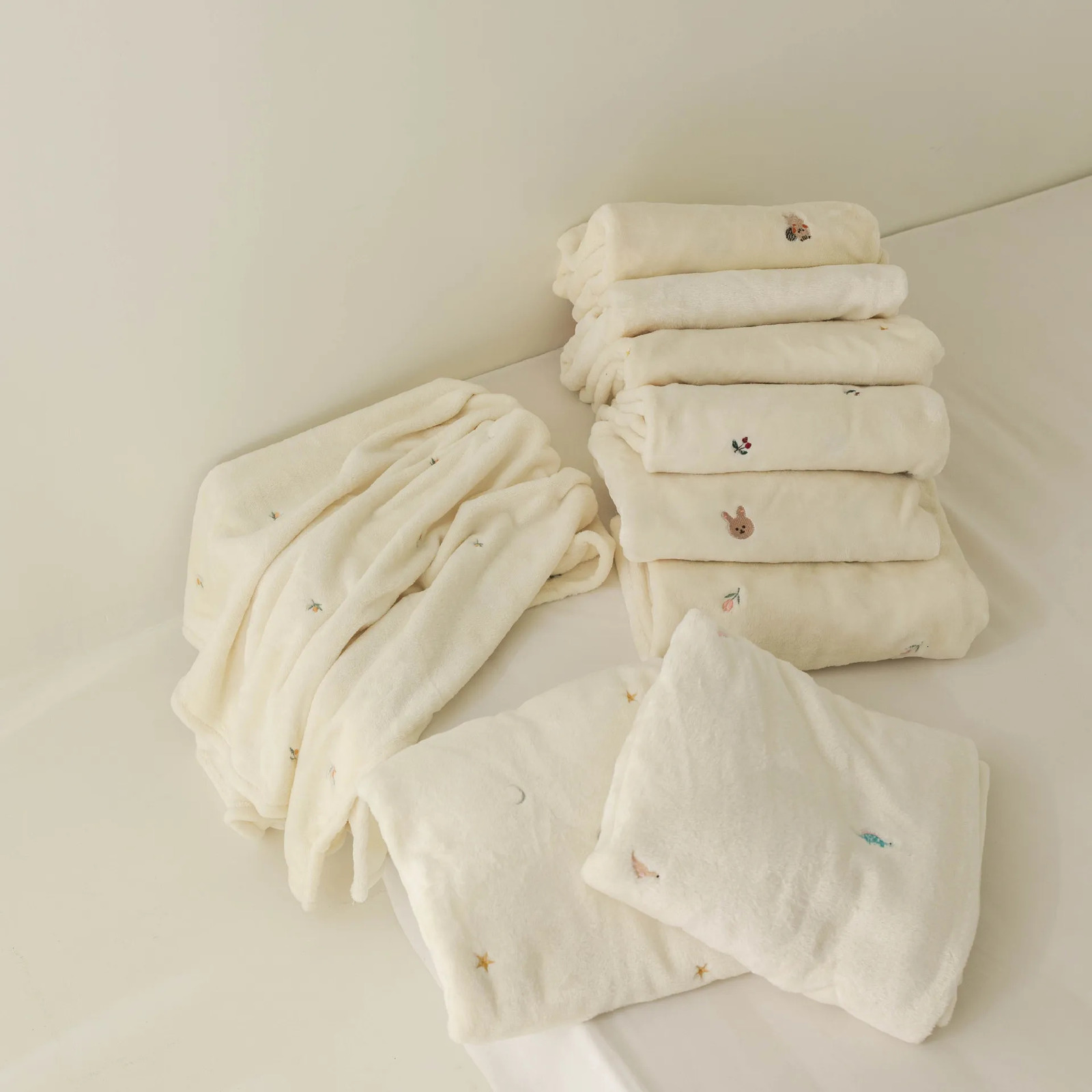 Fleece blanket born Autumn Winter Swaddling Blankets Soft Warm Stroller Cover Bedding Bear Embroidery Babies Accessories 250218