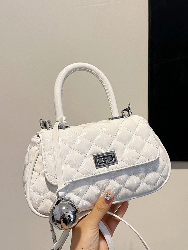 Summer Handheld Small Square For Women 2024 New Fashionable Sier Dia Grid Chain Versatile Single Shoulder
