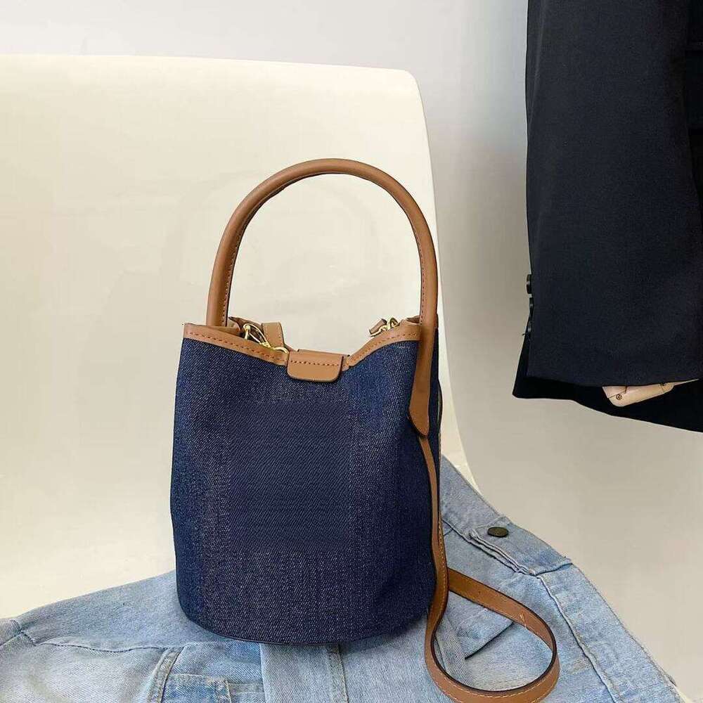 Small handbag with niche design, women's new trendy, fashionable, personalized shoulder bag, western-style crossbody bucket bag