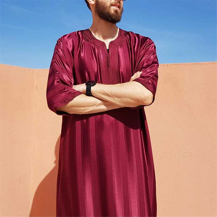 2025 New Men Muslim Abaya Islamic Clothing Mens Embroidered Striped Jubba Thobe Moroccan Dubai Kaftan Eid Prayer Robe DressXJ250310