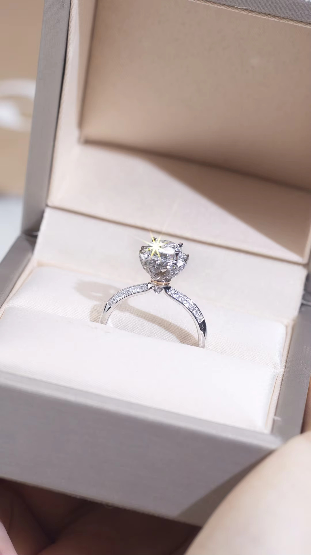 S925 Sterling Silver Flower Shape Exaggerated Moissanite Diamond Jewelry Wedding Accessories Women Elegance Engagement Ring