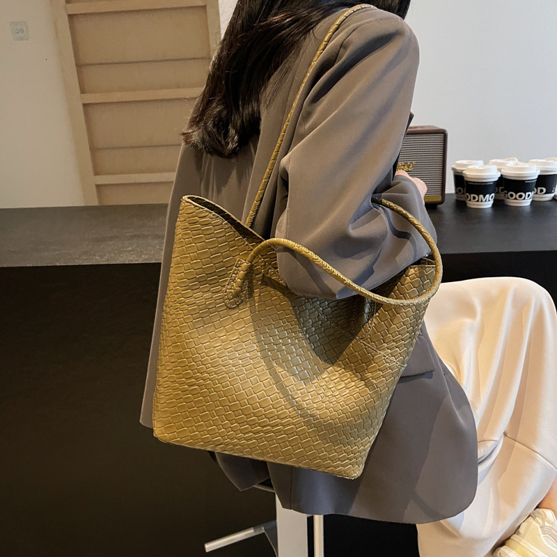 Outdoor High-End Versatile Large Capacity For Women 2024 New Autumn And Winter Fashion Commuting Tote Shoulder Bag
