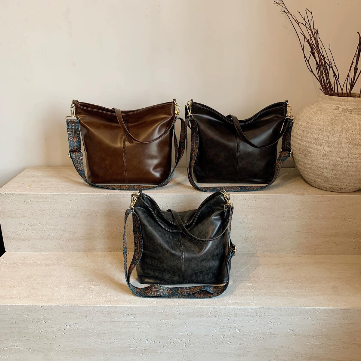 Autumn/Winter New Large Capacity Crossbody Commuter Bucket Bag With Stylish And Minimally Designed Exterior