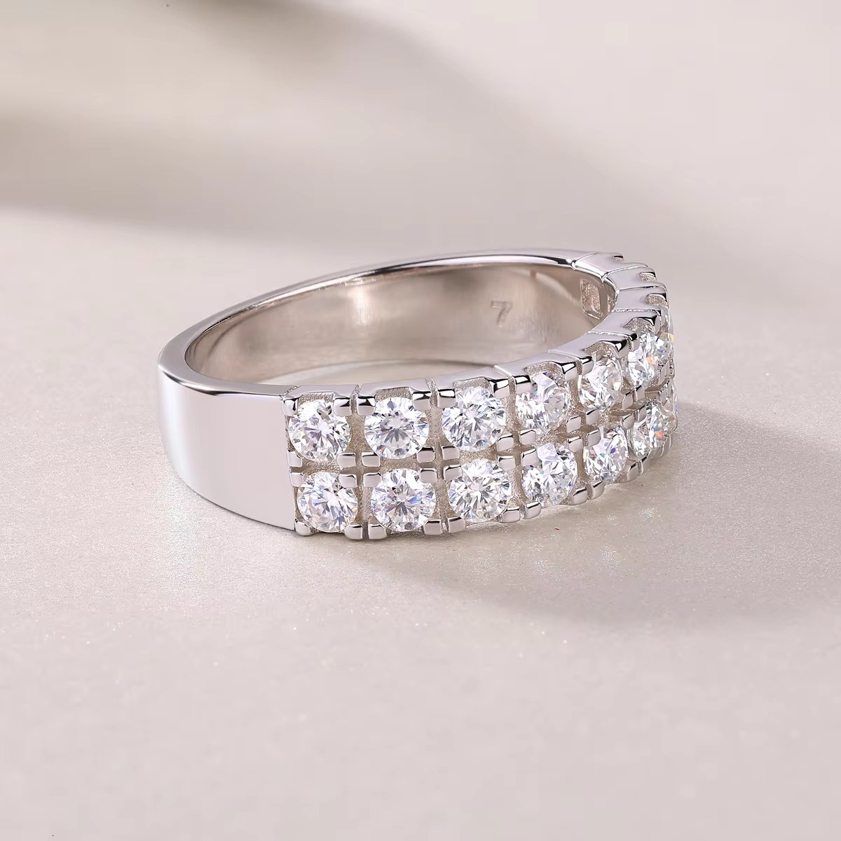 Factory Wholesale Moissanite Wedding Band 1.08Carat Round Shape Start Moissanite Ring Antique New Design for Wedding Band