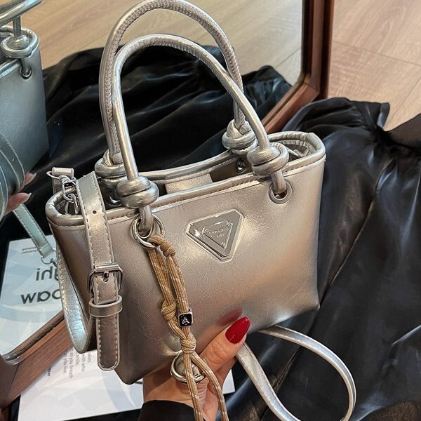 Fashion Designer Women s High end Handbag Bucket Bag 2025 New Product Niche Trend Casual Crossbody Bag High quality Wallet Storage Bag Makeup Bag