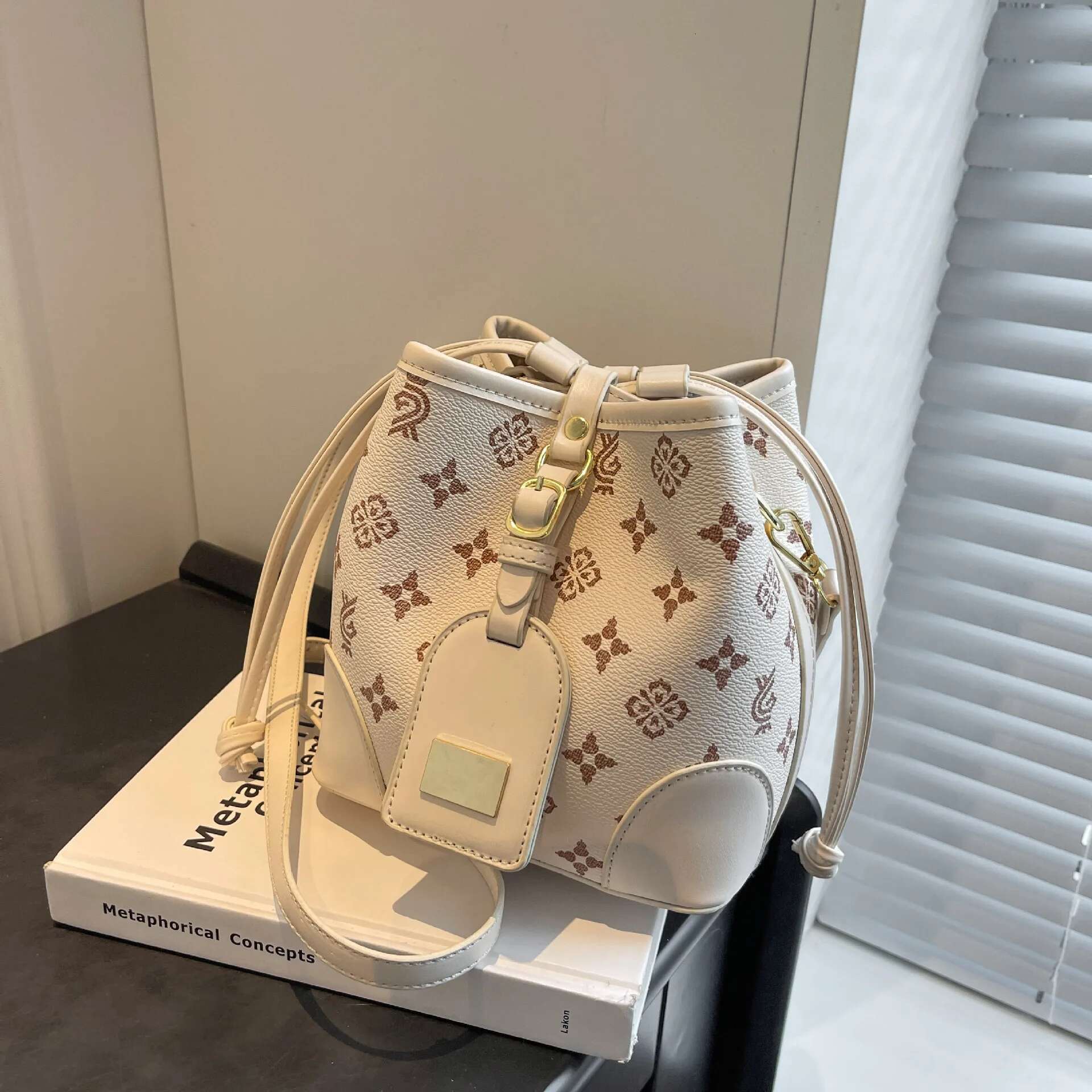 New leisure Retro Geometric Shoulder Designer Trendy Fashion Commuter Women s Slant Body New Drawstring trend Girls Bucket Bag