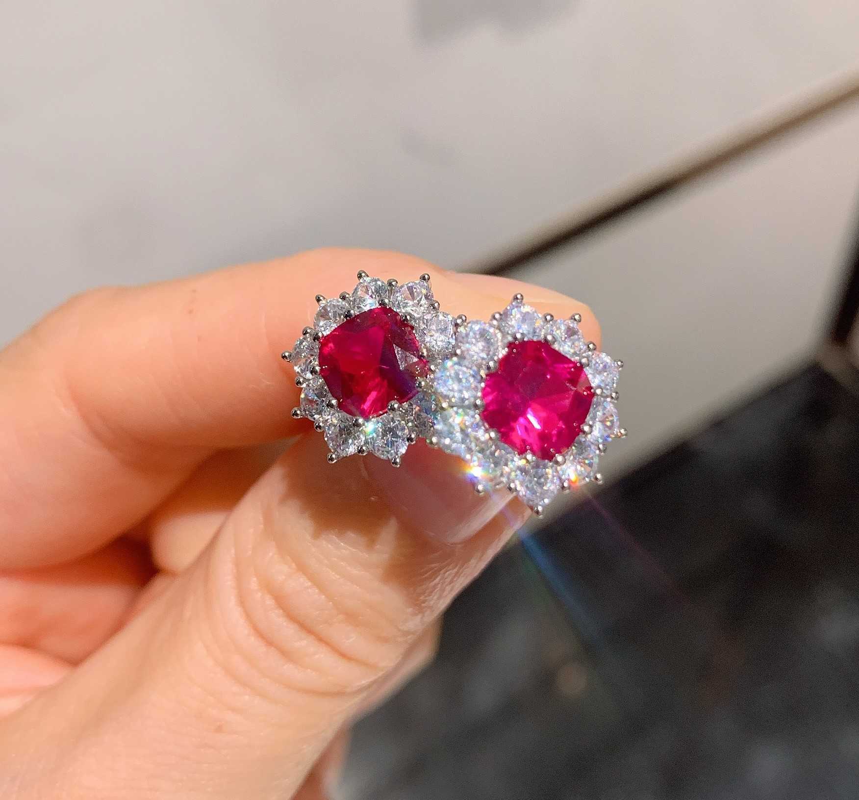 Zhuang Shengsheng an internet celebrity livestreams the Korean version of Ins trendy simulation red corundum set W250312