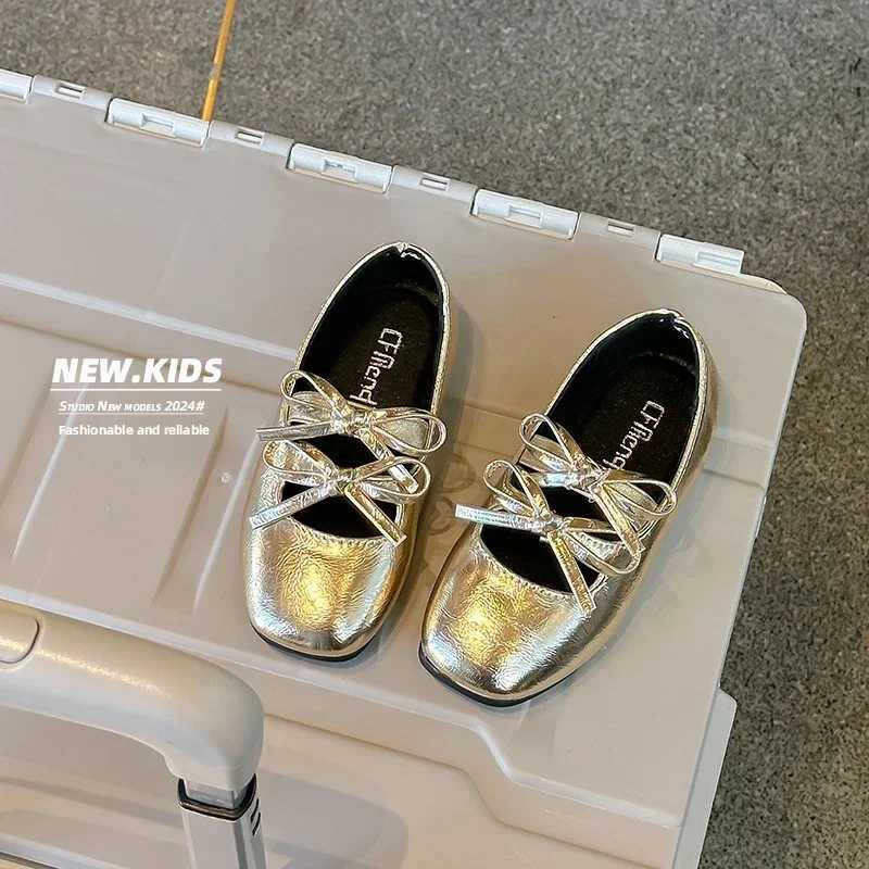 2024 Autumn Girls CHIldrens Leather Boots New Fashion Princess Sled Soft Bottom Sweet Bow Edition Par Shoes Z250312