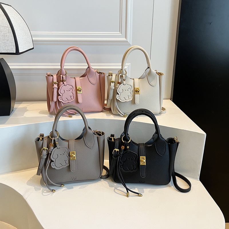 Fashion Women s Designer Light Luxury Handbag 2025 New Style Vegetable Basket Simple Niche Shoulder Bag Solid Color Crossbody Bag Casual Wallet Makeup