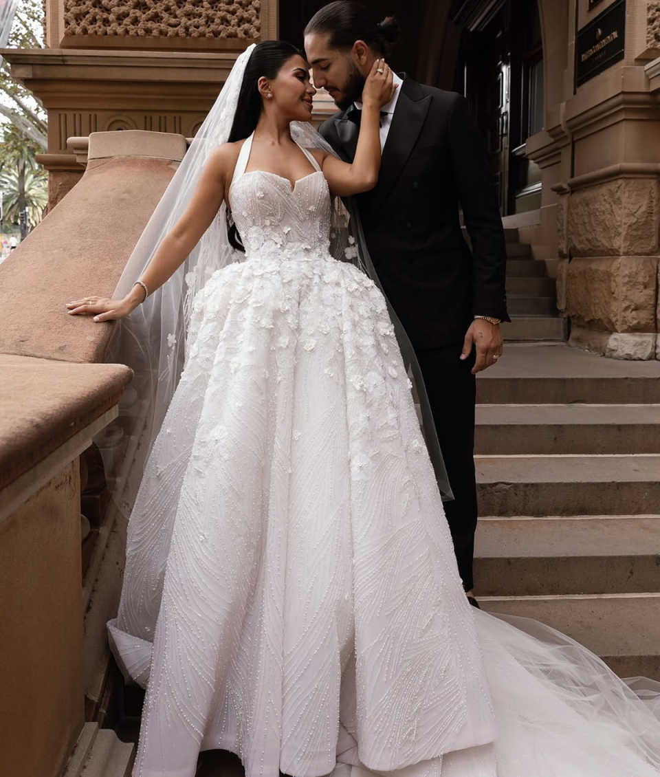 Elegant A e Women Wedding Halter Sleeveless Bridal Gowns 3D Appliques Beaded Sweep Train Dress Custom Made