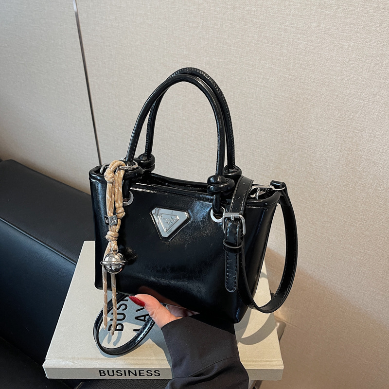 Fashion Designer Women s High end Handbag Bucket Bag 2025 New Product Niche Trend Casual Crossbody Bag High quality Wallet Storage Bag Makeup Bag