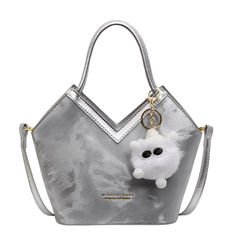 Small niche design bag womens large capacity 2025 new versatile casual crossbody bag hand-held commuting bucket bag240918