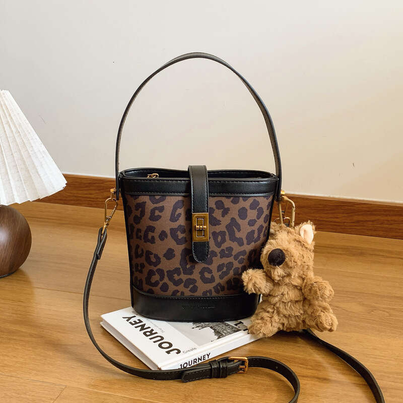 Women's Bags handbag Autumn and winter high-end handbag, casual light luxury bucket fashionable temperament bag, women's commuting shoulder 