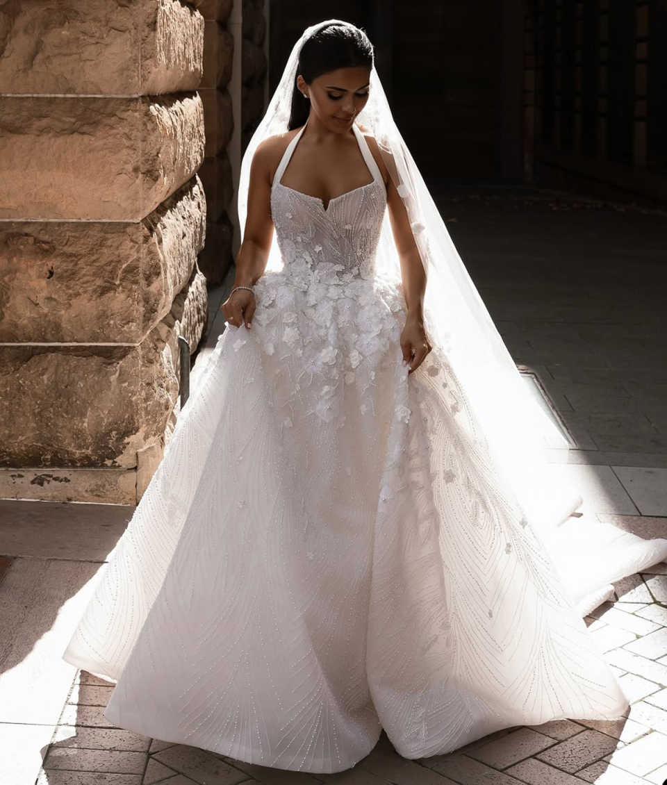 Elegant A e Women Wedding Halter Sleeveless Bridal Gowns 3D Appliques Beaded Sweep Train Dress Custom Made