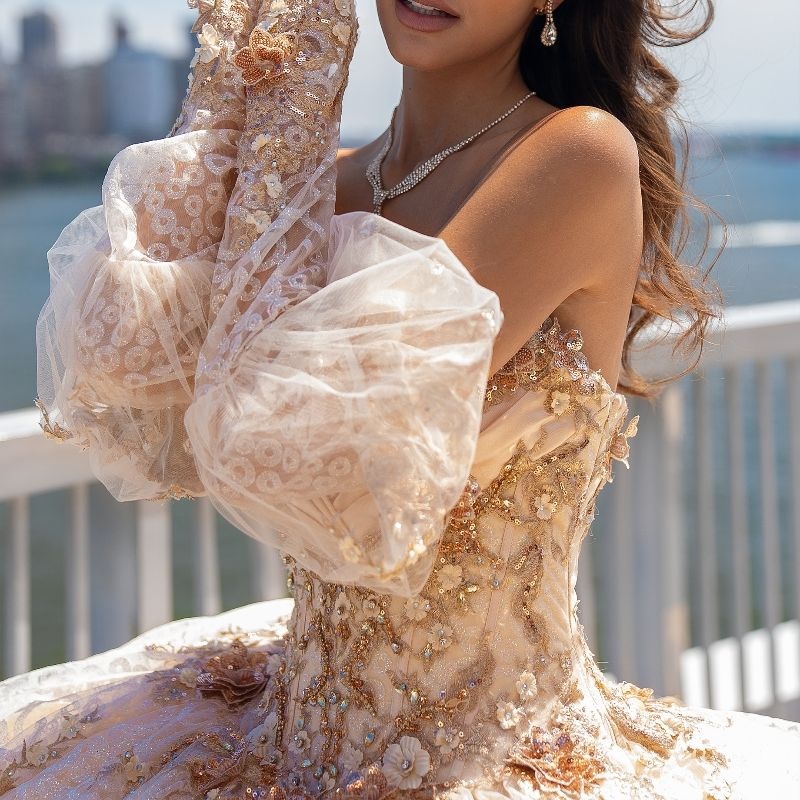 Light Champagne Quinceanera Dresses Elegant Off The Shoulder Princess Sequins Appliques Beading Crystal Tull Sweet 16 Dress Vestidos 15 De anos