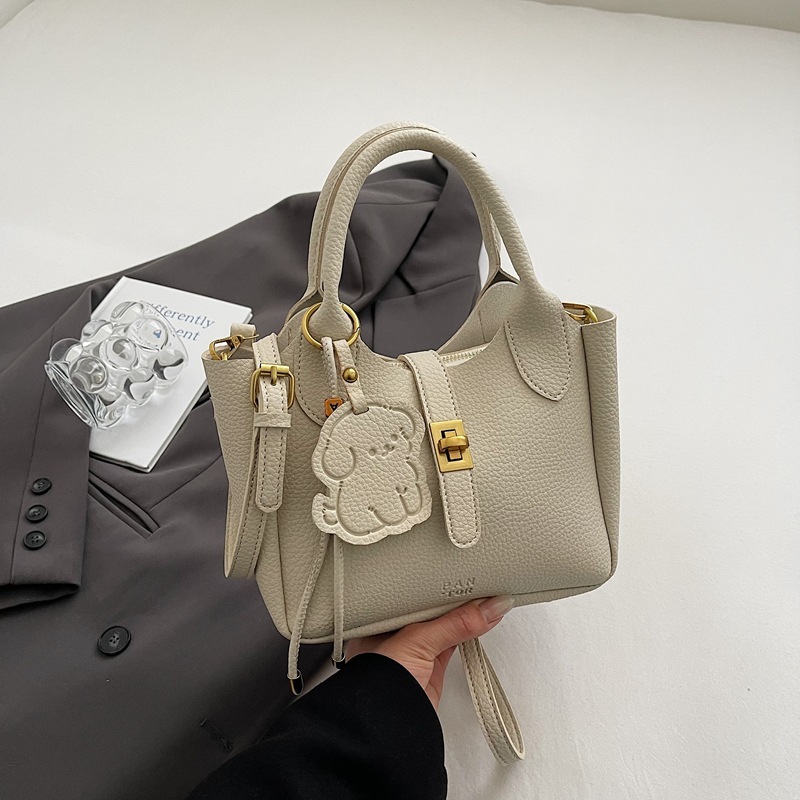 Fashion Women s Designer Light Luxury Handbag 2025 New Style Vegetable Basket Simple Niche Shoulder Bag Solid Color Crossbody Bag Casual Wallet Makeup